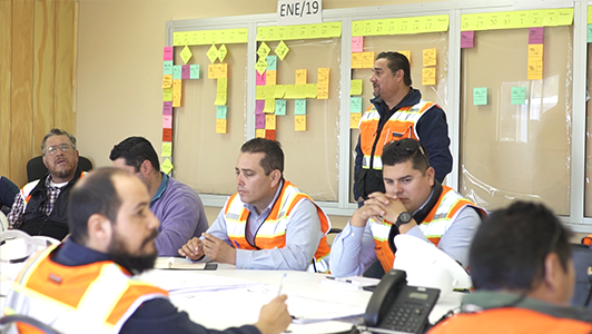 Hermosillo team discussing their last planner system for lean construction project