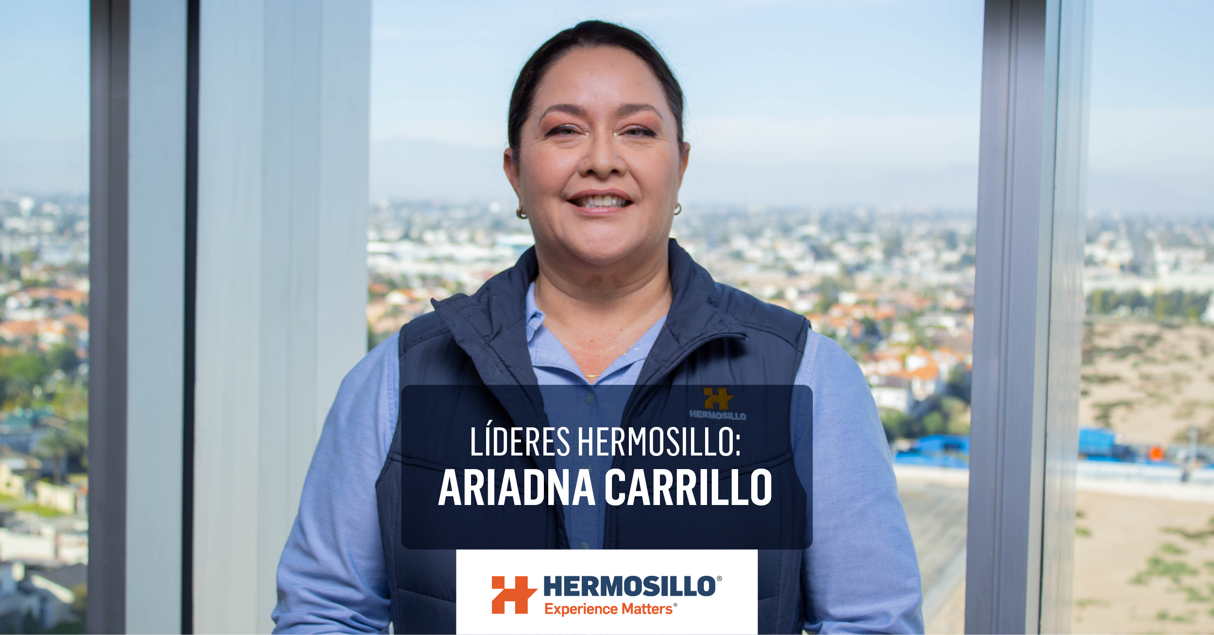 Ariadna Carrillo de pie con el texto 'Líderes de Hermosillo' en la imagen, simbolizando su papel como líder experimentada del equipo de diseño en Grupo Hermosillo