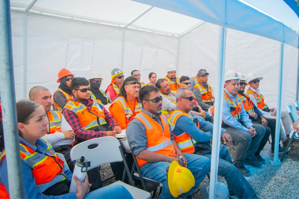 Grupo de empleados de la construccion tomando capacitacion sobre seguridad en los sitios de obra