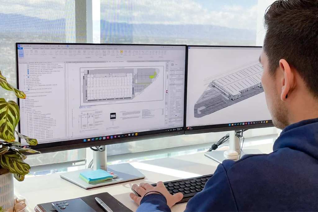 Arquitecto trabajando frente a su computadora en BIM